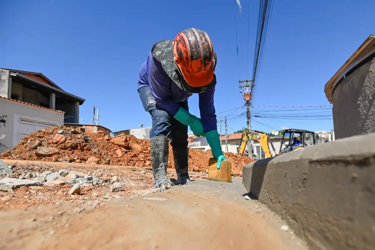 Estrutura de madeira e concretagem — Proconst